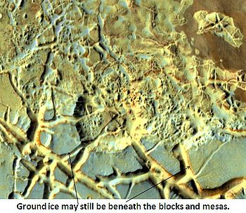 Région d'Aram Chaos vue par l'instrument THEMIS de la sonde 2001 Mars Odyssey le 10 décembre 2007[163].