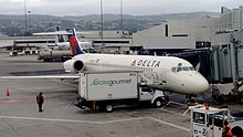 Un Boeing 717 de Delta Air Lines estacionado en la puerta 40 del área de abordaje C.