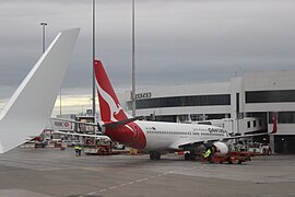 Un Boeing 737-800 de Qantas stationné au terminal national Qantas de l'aéroport de Perth