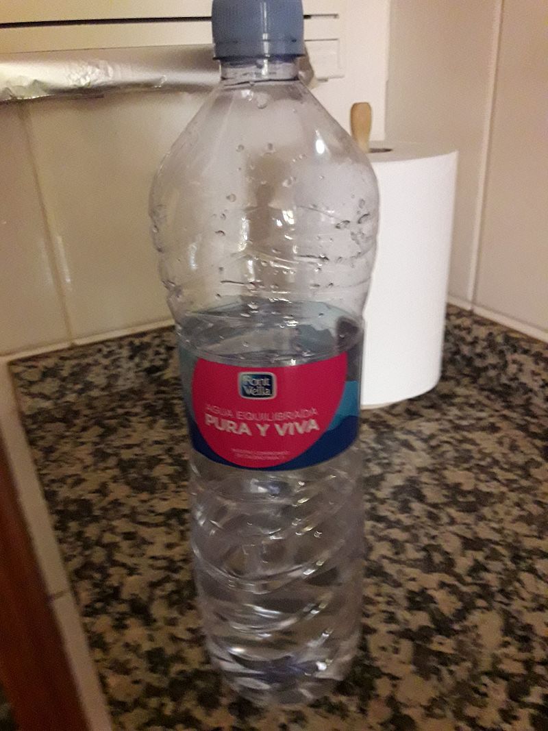 https://upload.wikimedia.org/wikipedia/commons/thumb/0/04/Botella_con_liquido.jpg/800px-Botella_con_liquido.jpg