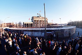 1989: Warten auf die Öffnung des Brandenburger Tores