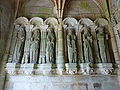 Six apôtres sous le porche de l'église paroissiale de Brasparts