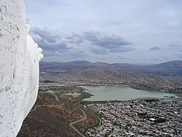 Brazo izquierdo del Cristo Redentor, Laguna Alalay y la Ciudad de Cochabamba Bolivia.jpg