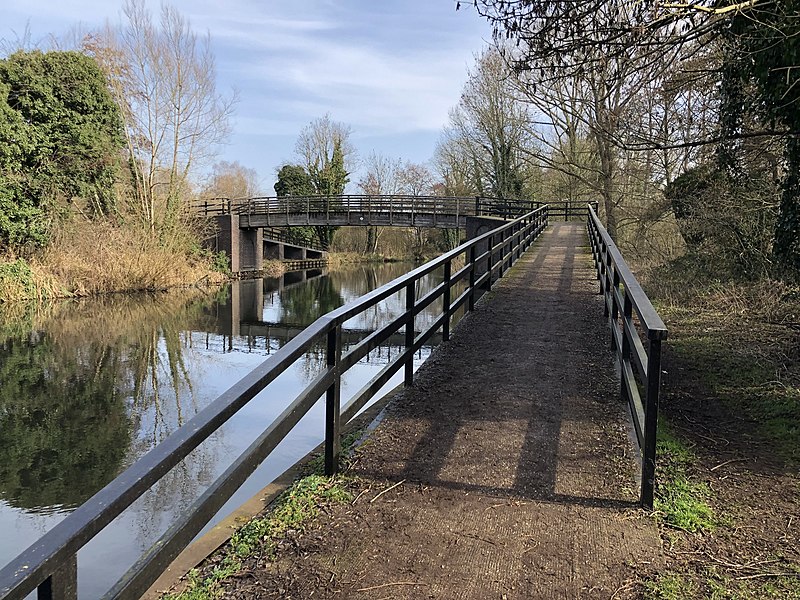 File:Bridge on the Avon and Kennet Canal.jpg