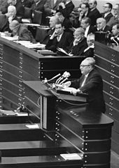 Erich Ollenhauer bei der 1. Lesung der Pariser Verträge, Bonn 1954 (Quelle: Wikimedia)