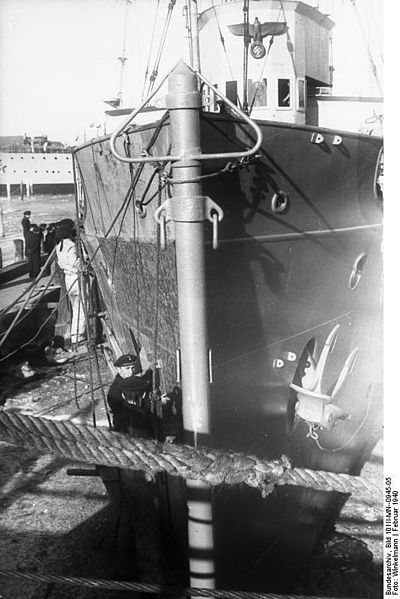 File:Bundesarchiv Bild 101II-MN--0945-05, Schulboot "Drache", Wohnschiff.jpg