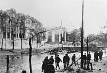 German troops advance through a destroyed section of Rotterdam. Bundesarchiv Bild 146-1984-021-14, Zerstortes Rotterdam.jpg