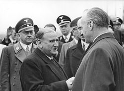 Едуар Даладие (в средата) с Йоахим фон Рибентроп по време на среща за сключване на Мюнхенското споразумение от 1938 г.