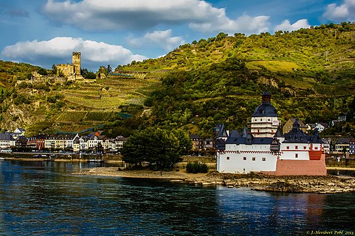 Mittelrheintal bei Kaub: Blick nordostwärts über den Rhein auf Burg Pfalzgrafenstein auf Insel Falkenau und Burg Gutenfels im Hintergrund (UNESCO-Weltkulturerbe in Rheinland-Pfalz )