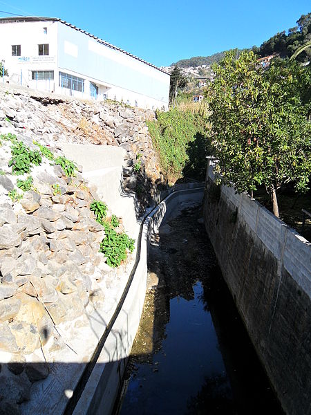 File:Caminho do Cemitério, Quinta das Freiras, Santo António, Funchal - 5 Feb 2012 - SDC16910.JPG