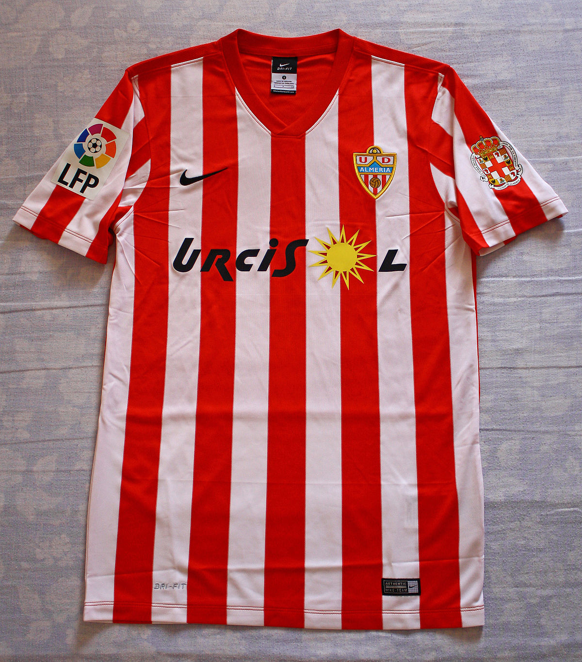 tirar a la basura Soportar Orgulloso Archivo:Camisa UD almeria temporada 2015 2016 primera equipacion.jpg -  Wikipedia, la enciclopedia libre