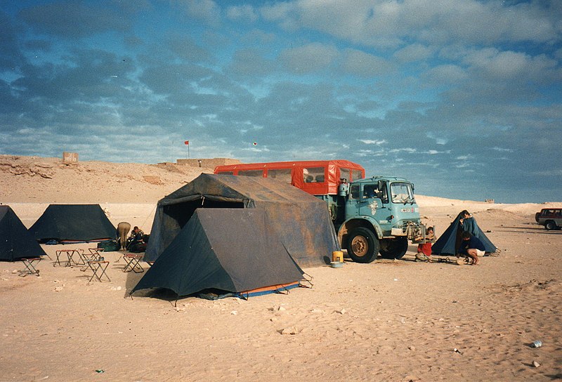 File:Campamento junto a puesto del ejercito marroqui en Guerguerat (Sahara Occidental) en 1995.jpg