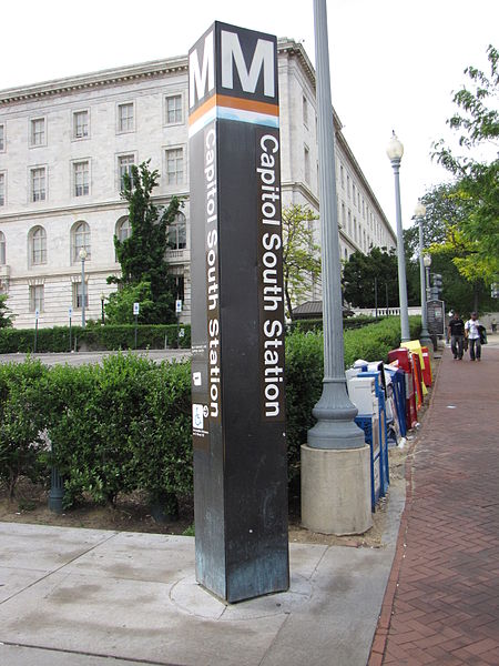 File:Capitol South station entrance pylon.jpg