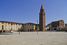 Piazza Roma, con la statua Frammento di Vuoto I, il palazzo municipale e la chiesa di San Ponziano con relativo campanile