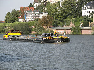 English: Self propelled barge with a steel wir...