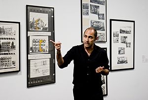 Carles Guerra, conservador en cap del MACBA, durant la visita a l’exposició Roberto Rossellini. Filmant Beaubourg.jpg