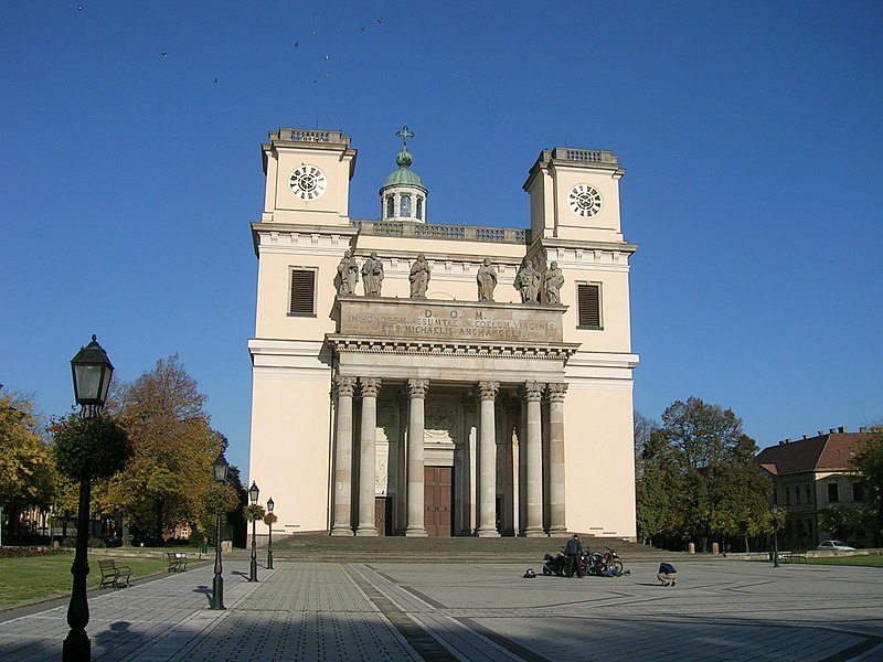 File:Cathédrale de Vác.JPG