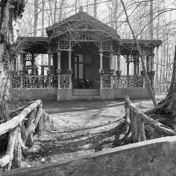 File:Chalet, noord-oost zijde - Soestdijk - 20202418 - RCE.jpg