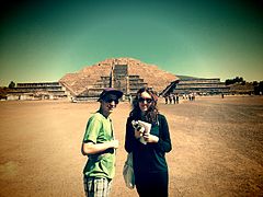 Oscar (Wikimedia Venezuela) con Kira en las pirámides de Teotihuacan
