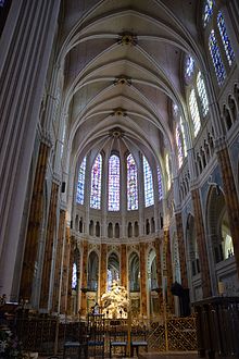 Apse of Notre-Dame de Chartres in the Eure-et-Loir department of France, the onset of Classic Gothic in French context, but still Early Gothic in wider European context. Chartres - Cathedrale 16.JPG