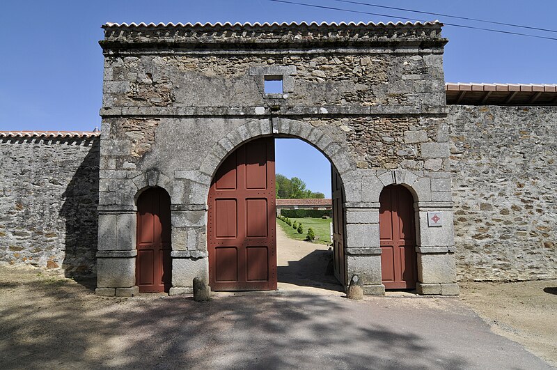 File:Chateau-de-Rochebrune1.jpg