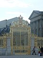 Gerbang istana Versailles.