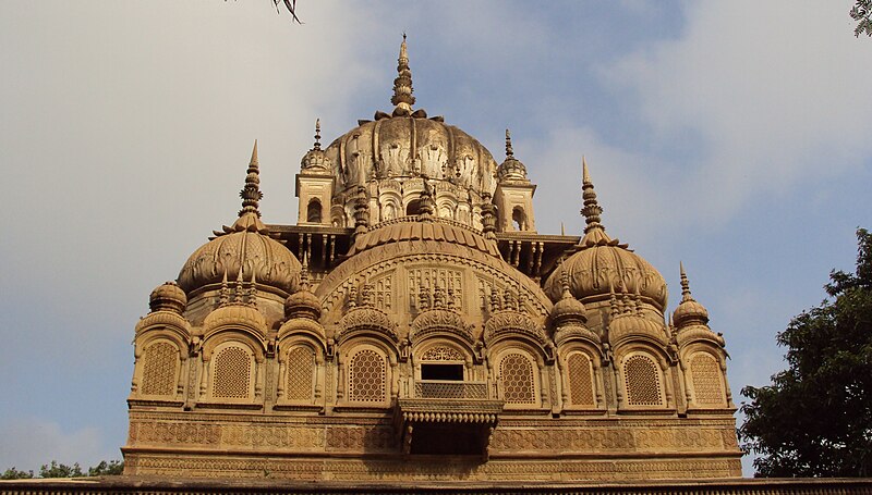 File:Chhatri of Malhar Rao Holkar at Alampur, India.jpg