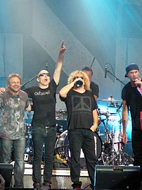 Live au Bospop Festival 2009 (de gauche à droite) : Michael Anthony, Joe Satriani, Sammy Hagar, Chad Smith