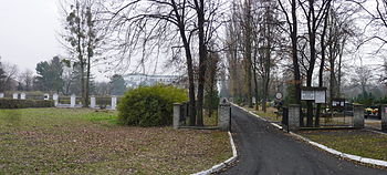 Wejście na cmentarze na Skowroniej Górze