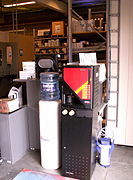 職場にあるウォーターサーバー（左）とコーヒーマシーン（2008年6月）