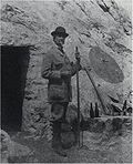 Henry Russell devant l'entrée d'une des grottes Bellevue.