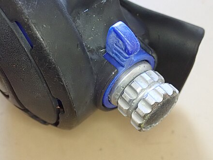 Cracking pressure adjusting knob and flow deflector lever on Apeks TX100 demand valve