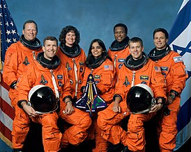 (Задний ряд, слева) Дэвид Браун, Лорел Кларк, Майкл Андерсон, Илан Рамон; (Передний ряд, слева): Рик Хасбанд, Калпана Чавла, Уильям МакКул