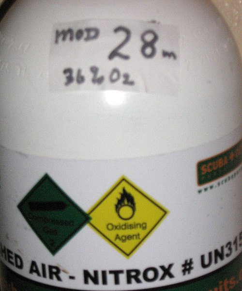 Cylinder showing Nitrox band and sticker marked with maximum operating depth (MOD) and oxygen fraction (%O2)