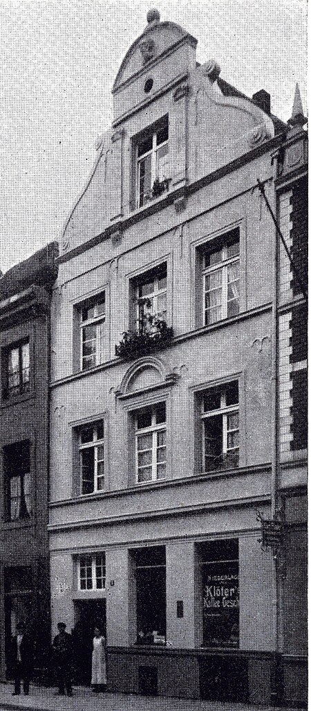 Düsseldorf, Ratinger Straße, Nr. 8 mit Volutengiebel und Pilastergliederung