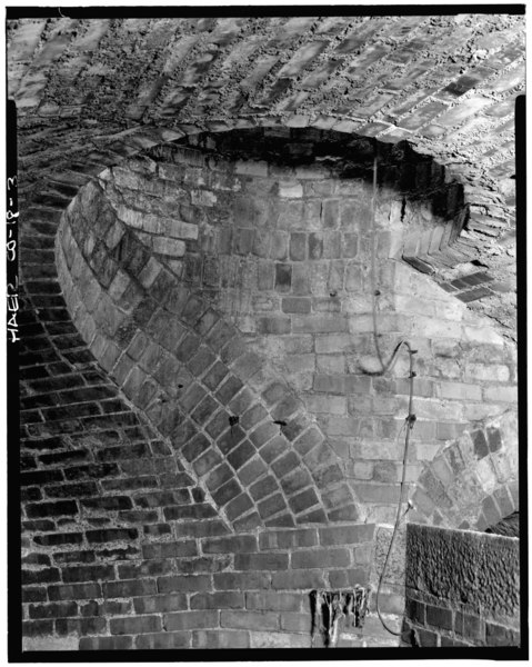 File:DETAIL OF ARCH FORMING THE BASE OF THE DOWNSTREAM (NORTH) MANHOLE. - Thirty-first Street Overflow Structure, Thirty-first Street, Denver, Denver County, CO HAER COLO,16-DENV,51-3.tif