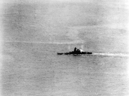ไฟล์:Yamato_damaged_7_apr_1945.jpg