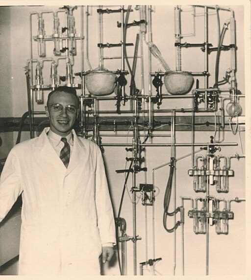 De Maeyer vor des Destillationsanordnung 1955