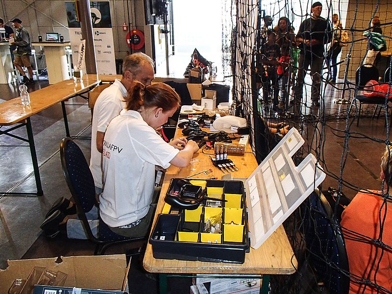 File:Demonstratie met mini drones die ook moesten worden gemaakt dronefestival Hilversum.jpg