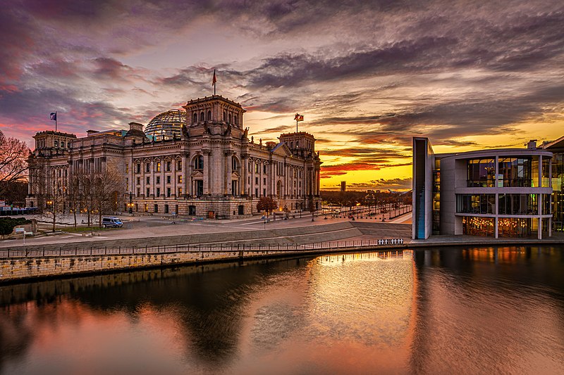 File:Der Reichstag in Berlin zum Sonnenuntergang.jpg