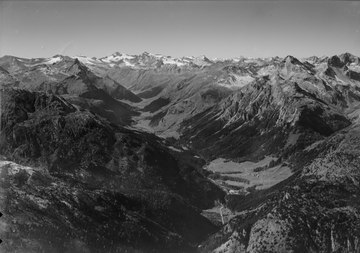 Fichier:ETH-BIB-Rheinwald,_Blick_nach_Westsüdwesten_(WSW)_zum_Rheinwaldhorn-LBS_H1-018214.tif