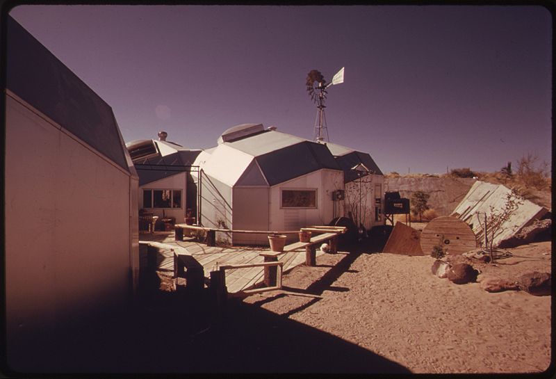 File:EXTERIOR PICTURE OF A MODULAR SOLAR-HEATED HOME NEAR CORRALES, NEW MEXICO. ALUMINUM PANELS ARE DROPPED DURING THE DAY... - NARA - 555321.jpg