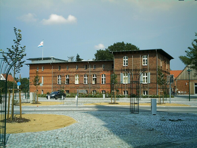 File:Eggesin Rosengarten und Rathaus.JPG