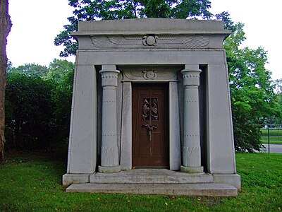 Egyptian Revival mausoleum, Forest Home Cemetery.jpg