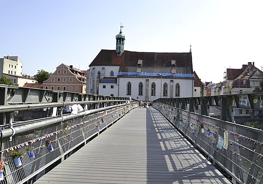 Eiserner Steg in Regensburg mit Blick auf St. Oswald