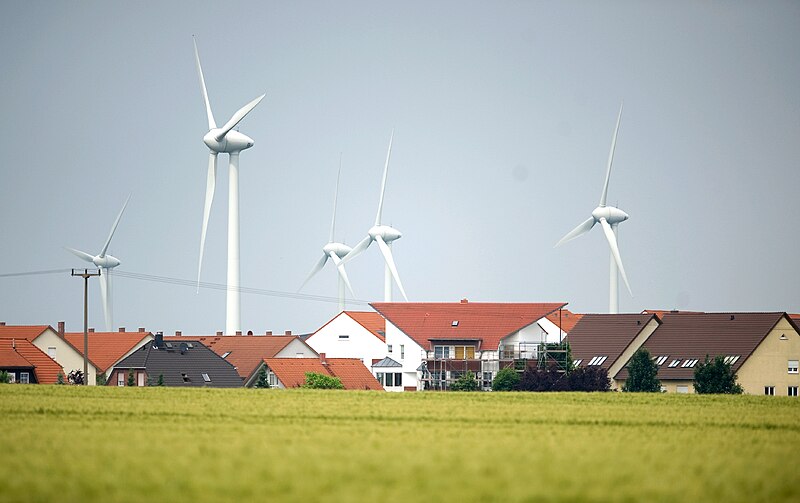 File:Energiewende - Windräder hinter einer Siedlung.jpg