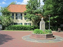 Dorfplatz Eversten, im Hintergrund das älteste Bauwerk im Stadtteil