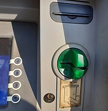 Unità di plastica verde su un bancomat, destinata a impedire ai ladri di installare un dispositivo skimmer sulla macchina