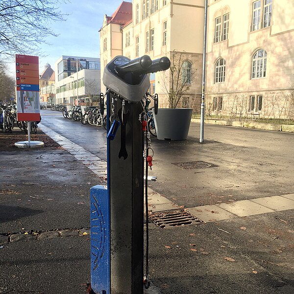 File:Fahrrad-Servicestation in Tübinger BUhlandstraße.jpg