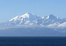 הר פיירווד'ר (משמאל) והר קווינסי אדמס (מימין) - מבט מהאוקיינוס השקט